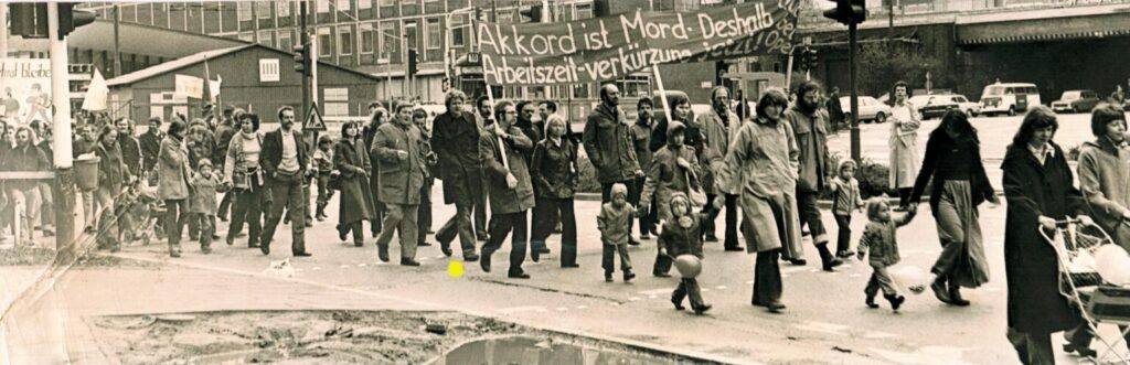 1. Mai 1982. Eine breite Mobilisierung aus verschiedenen Betrieben. Junge Leute, ganze Kinderläden, echte Arbeiterklasse.