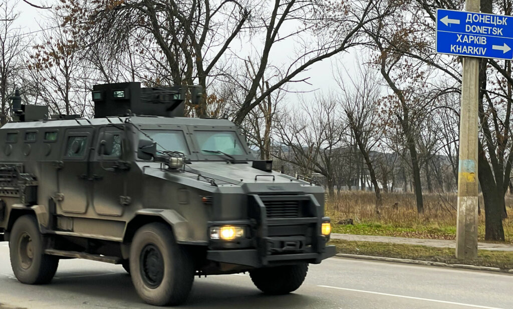 Gepanzertes ukrainisches Militärfahrzeug im Oblast Donetsk