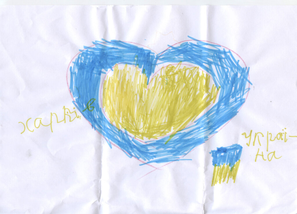 Eine Zeichnung für mich. Charkiw – Ukraine. Mehr weiß ich nicht über ihn und seine Mutter. Er weiß, dass sein Vater noch dort ist, wo die Raketen einschlagen.