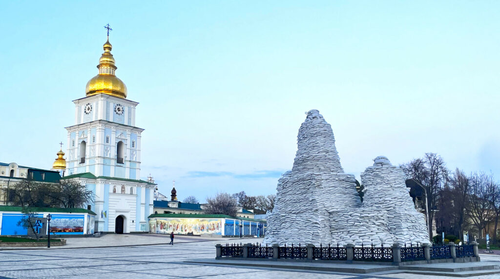 Verpackte Statuen in Kyiv