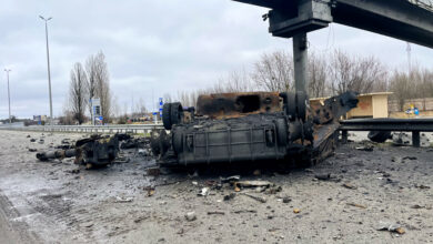 Zerstörter russischer Panzer auf der E40