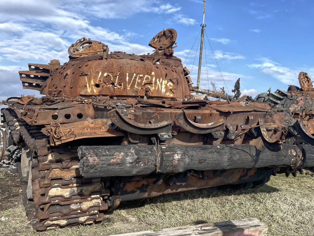 Zerstörter russischer Panzer mit "Wolverines" schriftzug