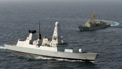 Die HMS Diamond (vorne) und HMAS Melbourne . Foto: Gary Weatherston/MOD