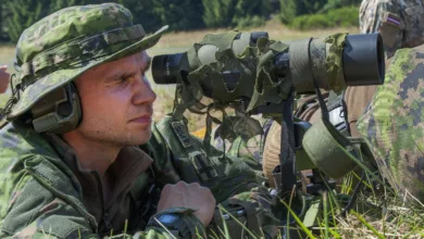 Finnischer Soldat beobachtet das Ziel des Scharfschützen. Foto: Kevin S. Abel