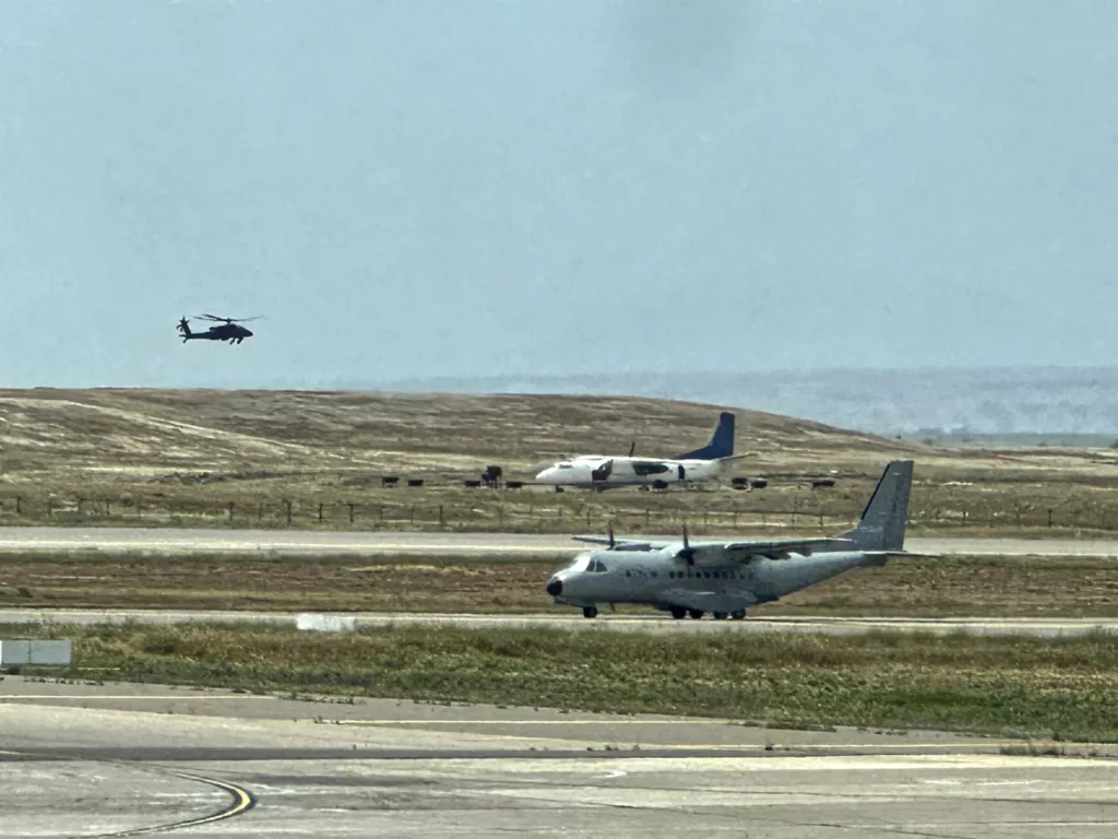 Erbil Flughafen - das Rollfeld teilen sich zivile und militärische Maschinen