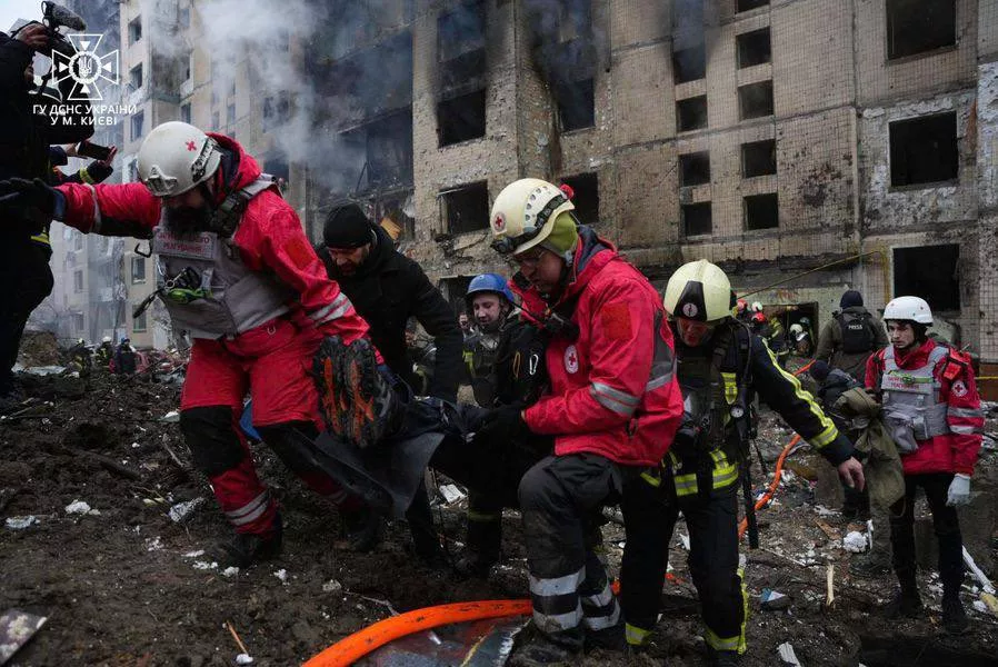 Rettungskräfte im Einsatz nach den Angriffen. Foto: МВС України
